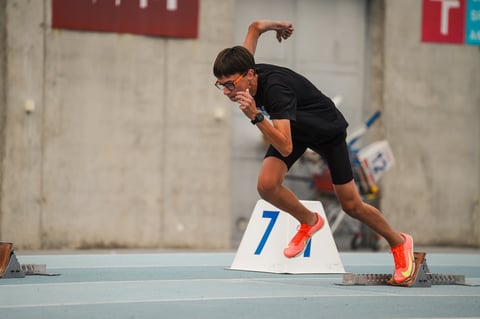 Šprintér štartuje z blokov