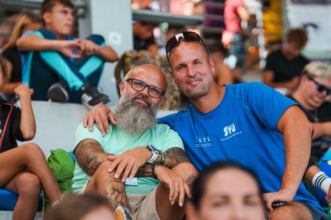 Dvaja muži pózujú