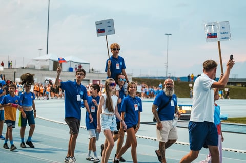 Skupina detí v uniformách