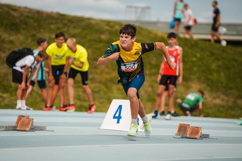 Mladý bežec s číslom 504