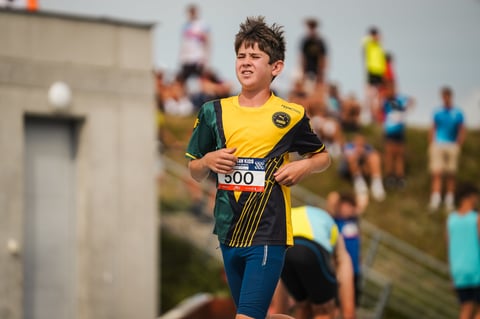 Mladý bežec s číslom 300