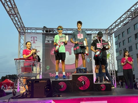 Cyklisti stoja na pódiu a prijímajú medaily na ocenení Telekom