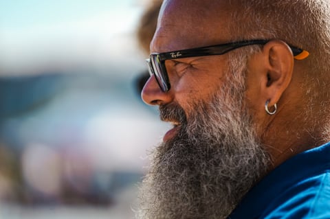 Tréner Tomáš Horváth s bradou v modrom tričku