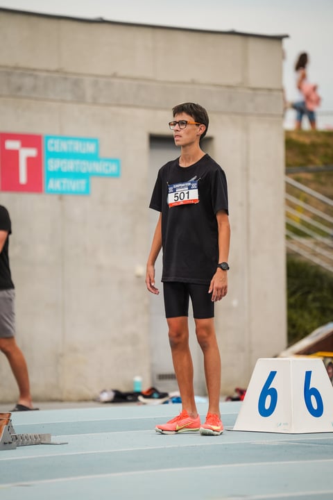 Mladý atlét s číslom 501